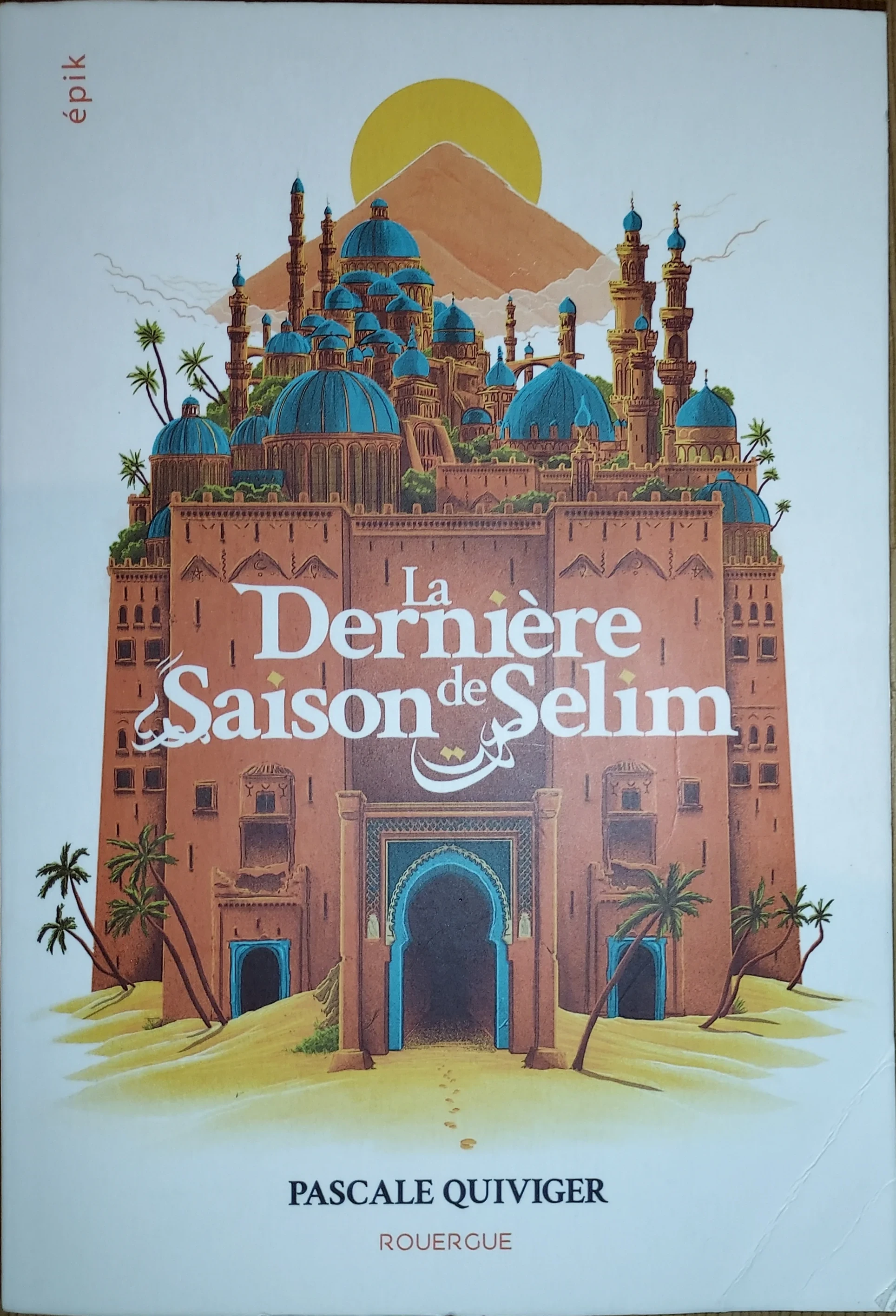 La couverture illustrée par Patrick CONNAN représente une ville dans le désert, style Mille et une nuit. Les couleurs sont chaudes, sable jaune et murs orange, toits et portes bleus. Des traces de pas dans le sable disparaissent dans l'obscurité de la porte de la citée. Une montagne et un soleil domine le tout. Le titre : La Dernière Saison de Selim est posé en blanc au centre de la couverture.