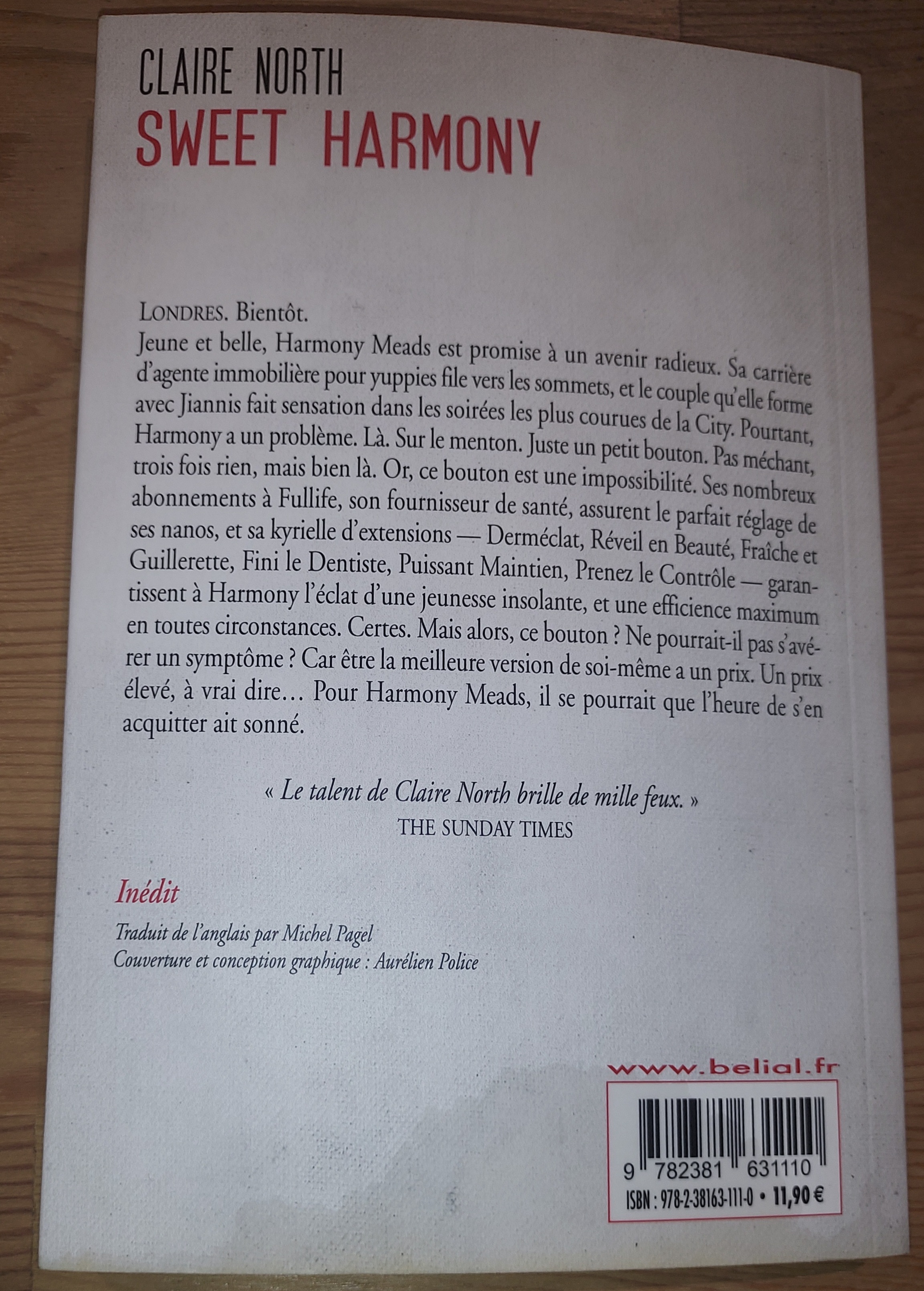 Londres. Bientôt. Jeune et belle, Harmony Meads est promise à un avenir radieux. Sa carrière d’agente immobilière pour yuppies file vers les sommets, et le couple qu’elle forme avec Jiannis fait sensation dans les soirées les plus courues de la City. Pourtant, Harmony a un problème. Là. Sur le menton. Juste un petit bouton. Pas méchant, trois fois rien, mais bien là. Or, ce bouton est une impossibilité. Ses nombreux abonnements à Fullife, son fournisseur de santé, assurent le parfait réglage de ses nanos, et sa kyrielle d’extensions — Derméclat, Réveil en Beauté, Fraîche et Guillerette, Fini le Dentiste, Puissant Maintien, Prenez le Contrôle — garantissent à Harmony l’éclat d’une jeunesse insolente, et une efficience maximum en toutes circonstances. Certes. Mais alors, ce bouton ? Ne pourrait-il pas s’avérer un symptôme ? Car être la meilleure version de soi-même a un prix. Un prix élevé, à vrai dire… Pour Harmony Meads, il se pourrait que l’heure de s’en acquitter ait sonné.